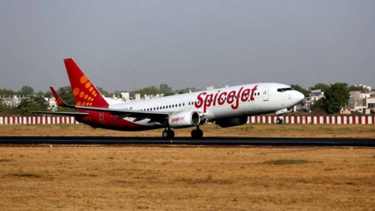spice jet flyers walk delhi airport tarmac