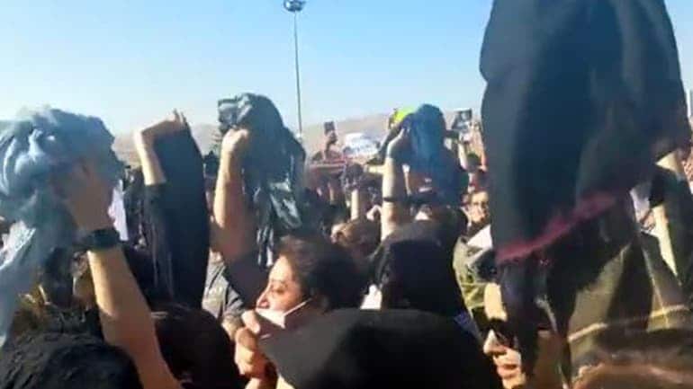 ईरान में हिजाब के विरोध में निकलीं महिलाएं (TWITTER)