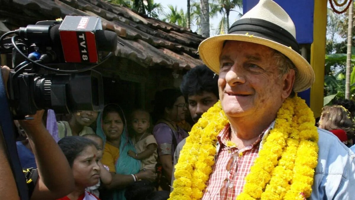 French author Dominique Lapierre attends the dedication ceremony of a school in a village of Lakshmikantapur, some 40 kms south of Kolkata, 28 February 2007. (AFP photo)